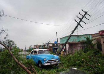 Un auto antiguo pasa por los escombros causados ​​por el huracán Ian en Pinar del Río, Cuba, el 27 de septiembre de 2022. REUTERS/Alexandre Meneghini