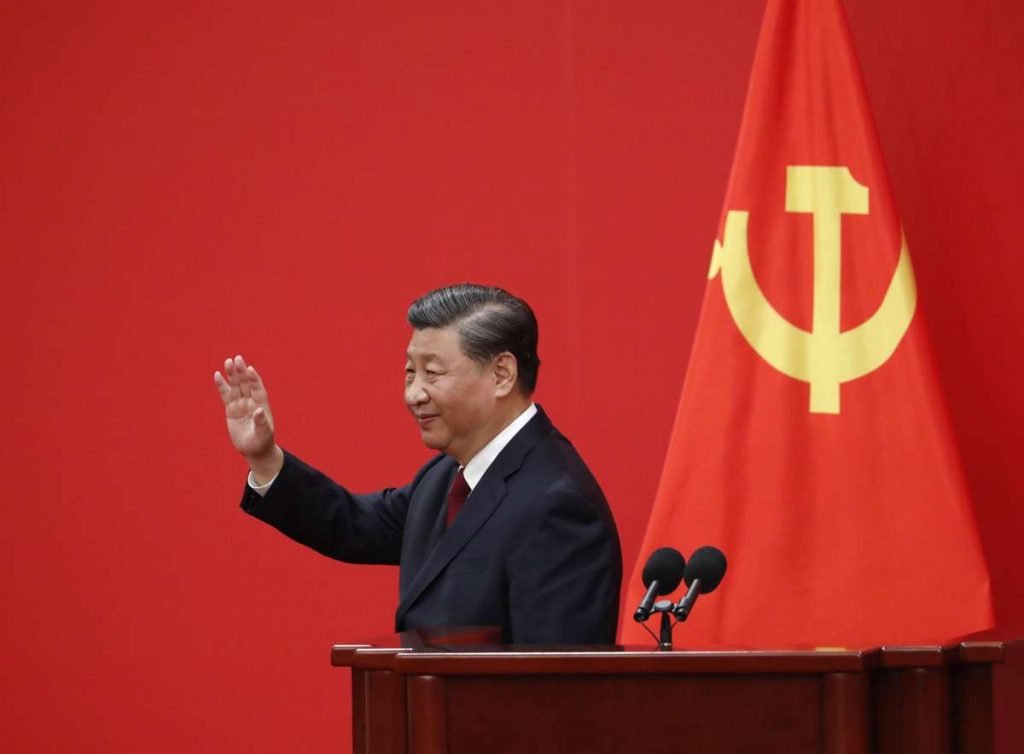 El presidente chino, Xi Jinping, saluda durante la presentación de los nuevos miembros del Comité Permanente del Buró Político del Comité Central del XX Partido Comunista Chino (PCCh) en el Gran Salón del Pueblo en Beijing, China, el 23 de octubre de 2022. Foto: Mark. R. Cristino / EFE.