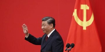 El presidente chino, Xi Jinping, saluda durante la presentación de los nuevos miembros del Comité Permanente del Buró Político del Comité Central del XX Partido Comunista Chino (PCCh) en el Gran Salón del Pueblo en Beijing, China, el 23 de octubre de 2022. Foto: Mark. R. Cristino / EFE.