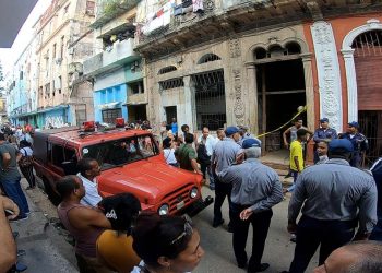 Rescatistas, policías y otras personas en los alrededores del edificio donde ocurrió un derrumbe, en La Habana Vieja, el 17 de octubre de 2022. Foto: Felipe Borrego / EFE.