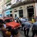 Rescatistas, policías y otras personas en los alrededores del edificio donde ocurrió un derrumbe, en La Habana Vieja, el 17 de octubre de 2022. Foto: Felipe Borrego / EFE.