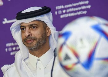 El CEO del Mundial de Fútbol Catar 2022, Nasser Al Khater, durante una rueda de prensa en la ciudad de Doha, a un mes de la celebración del evento. Foto: Noushad Thekkayil / EFE.