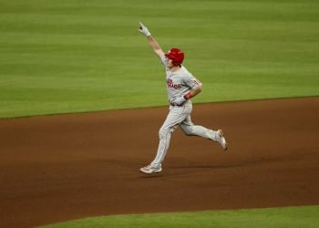 J.T. Realmuto fue la figura clave en la victoria de los Phillies en el primer duelo de la Serie Mundial contra Houston. Foto: John G. Mabanglo/EFE.