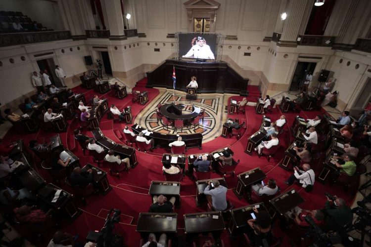 Fotografía general de la audiencia pública parlamentaria sobre el embargo de EE.UU. a Cuba, celebrada en el Capitolio de La Habana, el 27 de octubre de 2022. Foto: Ernesto Mastrascusa / EFE.