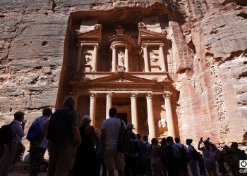 El Tesoro de Petra: La fachada tiene dos niveles; el inferior, de 12 m de altura, está decorado con seis columnas que soportan un frontón, y a los lados hay relieves escultóricos mal conservados que guardan la entrada; se cree que representan Cástor y Pólux, hijos de Zeus. Tras la puerta hay una sala vacía de unos doce metros cuadrados y una especie de hueco en el suelo para los rituales en honor de los dioses locales, Allat, Al Uzza Y Dushara. En el segundo nivel hay representadas tres falsas glorietas con seis columnas frontales.