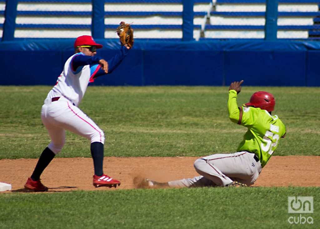 Partido entre los equipos Agricultores y Portuarios, en el inicio de la Liga Élite del Béisbol Cubano, en el Estadio Latinoamericano de La Habana. Foto: Otmaro Rodríguez.