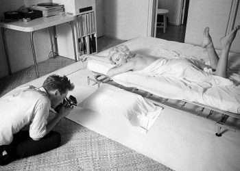 El fotógrafo Douglas Kirkland en la sesión con Marilyn Monroe. Foto: Archivo.