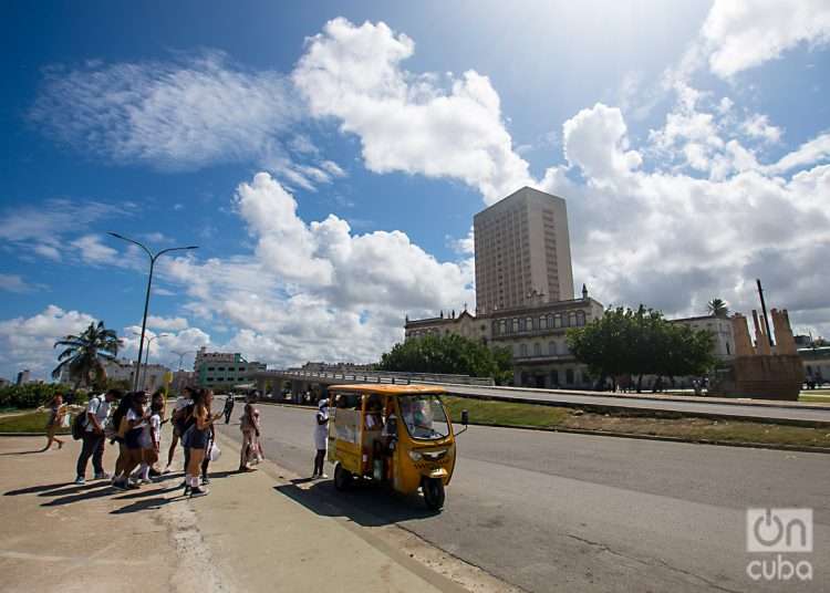 Cola de cocotaxi en el Parque Antonio Maceo Foto: Otmaro Rodríguez