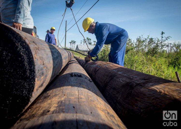 Brigadas de eléctricos y telefónicos trabajan por restablecer sus servicios afectados por el huracán Ian , Pinar del Rio, Cuba. Foto: Otmaro Rodríguez