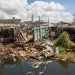 Algunas personas salvar materiales tras el paso del huracán Ian, La Coloma, Pinar del Rio, Cuba. Foto: El huracán Otmaro Rodríguez