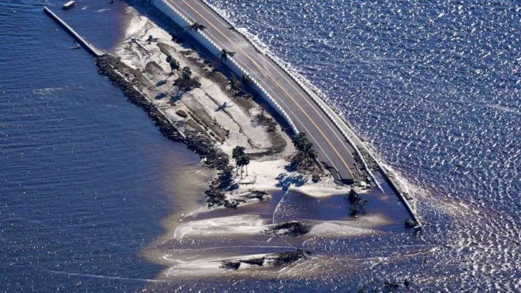 Puente de Sanibel Island, Fort Myers, severamente golpeado por Ian. Foto: ABC News.