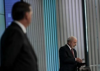 El candidato presidencial por el Partido de los Trabajadores (PT), Luiz Inácio Lula da Silva (d) y el presidente y candidato a reelección, Jair Bolsonaro (i), participan en un debate hoy, en los estudios de TV Globo en Río de Janeiro (Brasil). El presidente de Brasil, Jair Bolsonaro, y su contrincante, el exmandatario Luiz Inácio Lula da Silva, protagonizan este viernes el último cara a cara antes de la segunda vuelta de las elecciones presidenciales del domingo. EFE/Antonio Lacerda