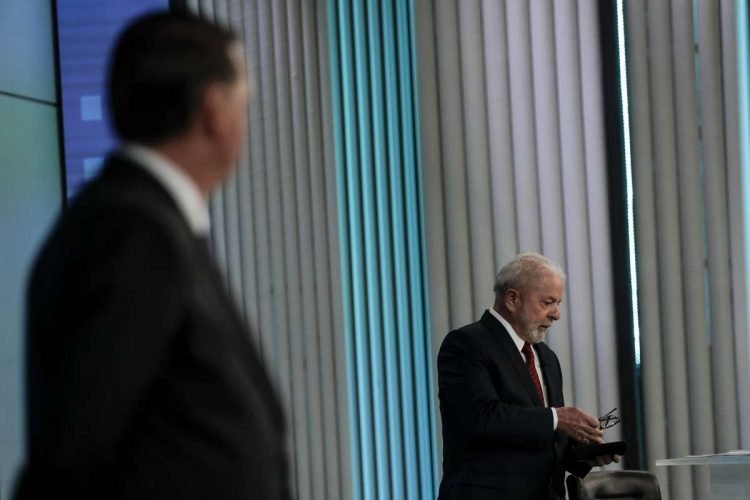 El candidato presidencial por el Partido de los Trabajadores (PT), Luiz Inácio Lula da Silva (d) y el presidente y candidato a reelección, Jair Bolsonaro (i), participan en un debate hoy, en los estudios de TV Globo en Río de Janeiro (Brasil). El presidente de Brasil, Jair Bolsonaro, y su contrincante, el exmandatario Luiz Inácio Lula da Silva, protagonizan este viernes el último cara a cara antes de la segunda vuelta de las elecciones presidenciales del domingo. EFE/Antonio Lacerda