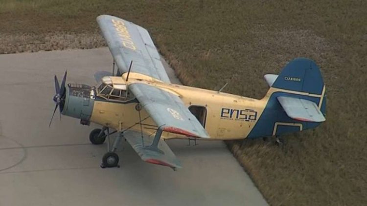 Avioneta AN-2 que aterrizó este 21 de octubre de 2022 en Florida, Estados Unidos, proveniente de Cuba. Foto: TeleMundo.