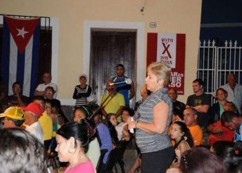 Asamblea de rendición de cuentas en Cuba. Foto: Roberto Garaicoa (2016). Tomada de Mesa redonda/Cubadebate (online).