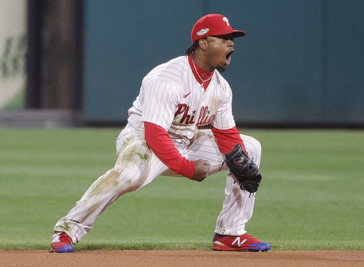 El dominicano Jean Segura fue una de las figuras determinantes en el tercer partido de la Serie de Campeonato de la Liga Nacional entre los Phillies y los Padres. Foto: Jason  Szenes/EFE