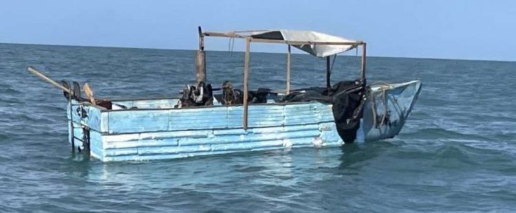 Embarcación rústica de migrantes cubanos interceptados en el mar por la Guardia Costera de Estados Unidos. Foto: @USCGSoutheast / Twitter.