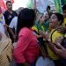 Seguidores de Lula y Bolsonaro discuten acaloradamente en una calle de São Paulo este jueves. | Foto: Eraldo Peres / AP