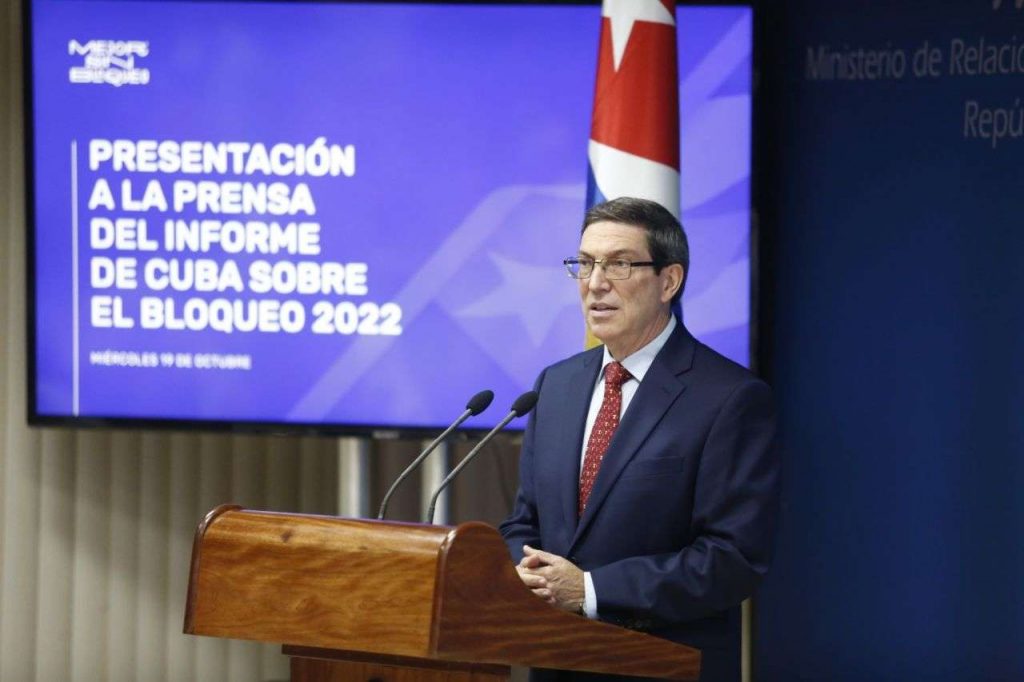 El canciller cubano, Bruno Rodríguez, durante la presentación a la prensa del más reciente informe sobre los efectos del embargo de Estados Unidos a Cuba, en la sede de la Cancillería de la Isla, el 19 de octubre de 2022. Foto: @CubaMINREX / Twitter.