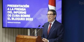 El canciller cubano, Bruno Rodríguez, durante la presentación a la prensa del más reciente informe sobre los efectos del embargo de Estados Unidos a Cuba, en la sede de la Cancillería de la Isla, el 19 de octubre de 2022. Foto: @CubaMINREX / Twitter.