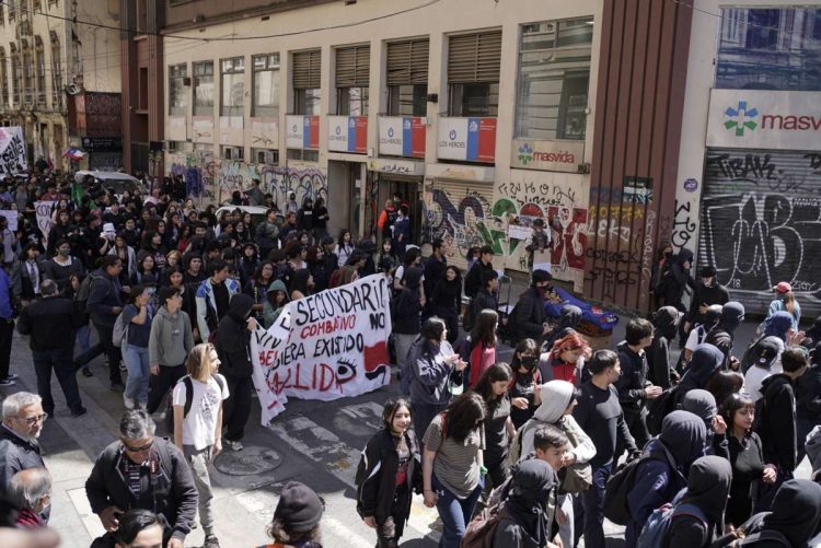 Miles de personas marchan en conmemoración al estallido social chileno, por el centro de la ciudad costera de Valparaiso (Chile). Foto: Adriana Thomasa/Efe.