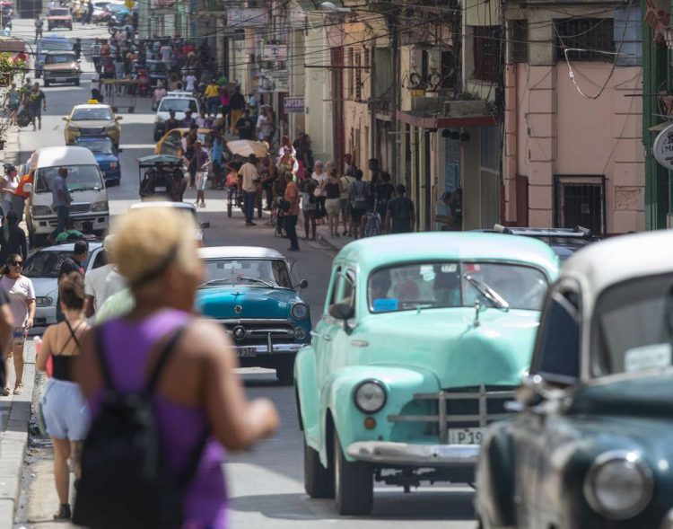 Personas y autos en una calle de La Habana. Foto: Yander Zamora / EFE / Archivo.