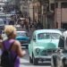 Personas y autos en una calle de La Habana. Foto: Yander Zamora / EFE / Archivo.