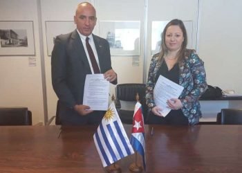 Cecilia Otegui, subdirectora general de Asuntos Consulares de la Cancillería de Uruguay, y Ernesto Soberón, director general de Asuntos Consulares y de Atención a Cubanos Residentes en el Exterior, del MINREX, muestran el acta de la ronda de conversaciones migratorias entre ambos países, realizada en Montevideo el 28 de octubre de 2022. Foto: @CubaMinrex / Twitter.