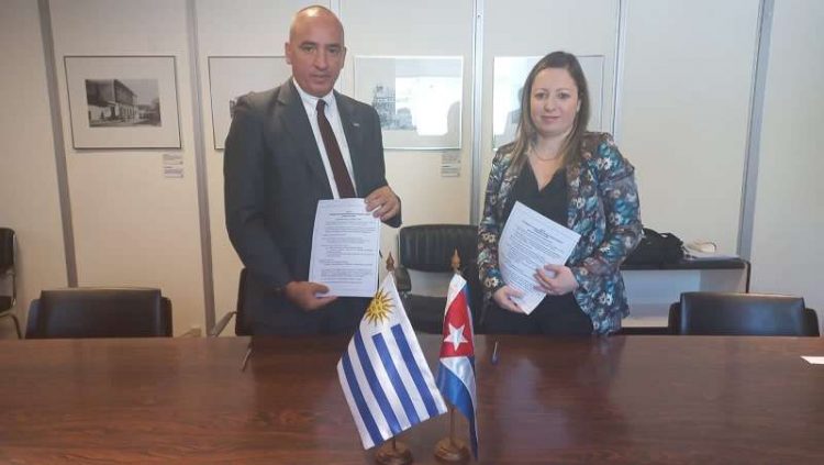 Cecilia Otegui, subdirectora general de Asuntos Consulares de la Cancillería de Uruguay, y Ernesto Soberón, director general de Asuntos Consulares y de Atención a Cubanos Residentes en el Exterior, del MINREX, muestran el acta de la ronda de conversaciones migratorias entre ambos países, realizada en Montevideo el 28 de octubre de 2022. Foto: @CubaMinrex / Twitter.