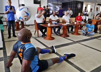 Hernández realiza un registro de dominio de balón, dando golpes con la cabeza, sentado y con peso en los tobillos, el domingo 9 de octubre, en La Habana. Foto: Ernesto Mastrascusa/Efe.