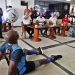 Hernández realiza un registro de dominio de balón, dando golpes con la cabeza, sentado y con peso en los tobillos, el domingo 9 de octubre, en La Habana. Foto: Ernesto Mastrascusa/Efe.