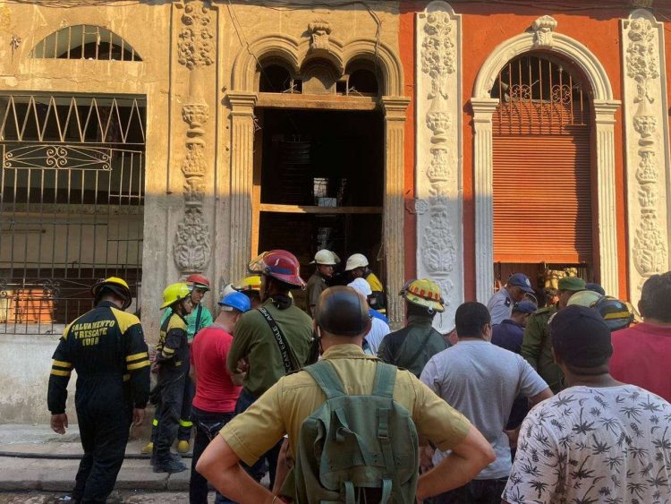 Rescatistas y otras personas en las afueras de un edificio de La Habana Vieja, donde ocurrió el desplome de una losa que dejó cuatro lesionados. Foto: Canal Habana / Facebook.