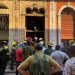 Rescatistas y otras personas en las afueras de un edificio de La Habana Vieja, donde ocurrió el desplome de una losa que dejó cuatro lesionados. Foto: Canal Habana / Facebook.