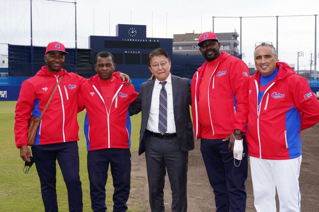 Entrenadores cubanos, integrantes del equipo de dirección de la selección nacional de béisbol, durante su adiestramiento en Japón. Foto: @jit_digital / Twitter.