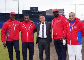 Entrenadores cubanos, integrantes del equipo de dirección de la selección nacional de béisbol, durante su adiestramiento en Japón. Foto: @jit_digital / Twitter.