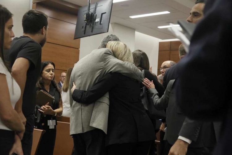 Los familiares de las víctimas se abrazan tras escuchar el veredicto. | Foto: Amy Beth Bennett/South Florida Sun-Sentinel via AP, Pool