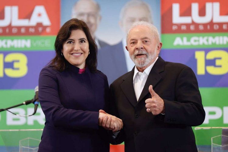 El expresidente de Brasil y actual candidato a la presidencia, Luiz Inácio Lula da Silva junto a la senadora Simone Tebet, quien ha declarado su apoyo al líder del Partido de los Trabajadores (PT) en la segunda vuelta de las elecciones. Foto: Fernando Bizerra / EFE.