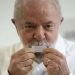 Lula da Silva besa el recibo electoral tras votar. | Foto: Andre Penner / AP