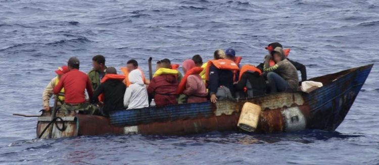 Las embarcaciones en que viajaban eran botes de pesca, barcas rusticas y de vela, algunas sobrecargadas. También una tabla de surf. Foto: Guardia Costera de EEUU.