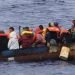 Las embarcaciones en que viajaban eran botes de pesca, barcas rusticas y de vela, algunas sobrecargadas. También una tabla de surf. Foto: Guardia Costera de EEUU.
