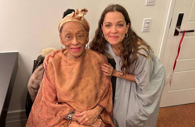 Omara Portuondo festejó este sábado su cumpleaños 92, luego de compartir escenario con la mexicana Natalia Lafourcade en el Carnegie Hall de Nueva York, Estados Unidos. Foto: Tomada del perfil de Facebook de Omara Portuondo.