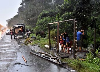 Pobladores se instalan en zonas seguras luego de que el Gobierno emitiera alerta roja y ordenara evacuar las zonas bajas de la costa norte por causa de la tormenta tropical Julia, en La Lima, Cortés (Honduras). Foto: José Valle/Efe.