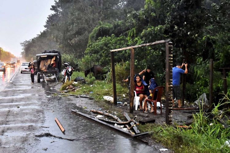 Pobladores se instalan en zonas seguras luego de que el Gobierno emitiera alerta roja y ordenara evacuar las zonas bajas de la costa norte por causa de la tormenta tropical Julia, en La Lima, Cortés (Honduras). Foto: José Valle/Efe.