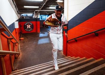 Yulieski Gurriel conectó un jonrón que le dio ventaja a los Astros en el primer partido de la Serie de Campeonato de la Liga Americana. Foto: Houston Astros.