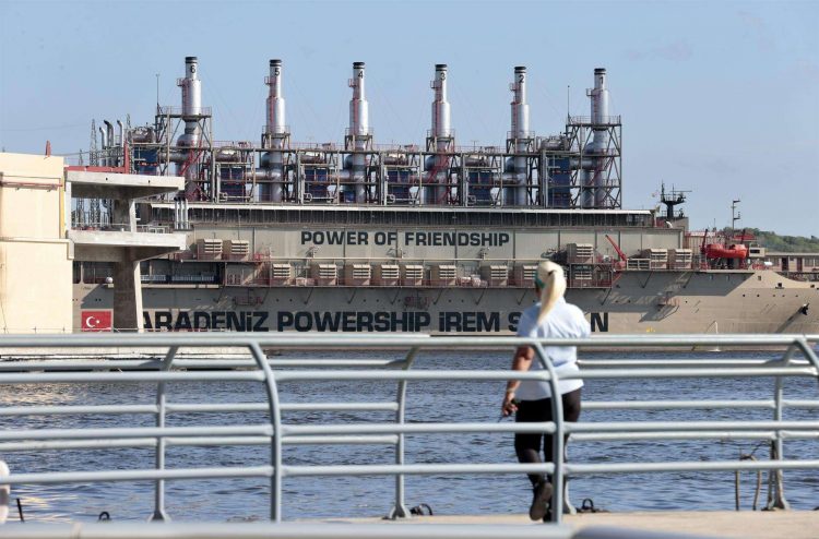 Foto del barco turco generador de electricidad Irem Sultan, de la compañía Karadeniz Powership, anclado dentro de la Bahía de La Habana (15/11/2022). EFE/ Ernesto Mastrascusa.