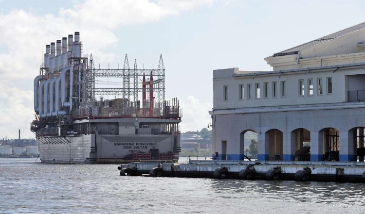 Foto del barco turco generador de electricidad Irem Sultan, de la compañía Karadeniz Powership, anclado dentro de la Bahía de La Habana (15/11/2022). Foto: Ernesto Mastrascusa/EFE.