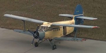 aeronave del tipo AN-2, identificado con el vuelo CNI 400, matrícula CU A1885, perteneciente a la Empresa Nacional de Servicios Aéreos (ENSA), despegó de la Unidad Económica de Base de la ENSA de Sancti-Spíritus, a las 07:00 horas, con destino a la pista “El Cedro” para realizar labores de fumigación agrícola. Después de terminar su segundo vuelo de aplicación, la aeronave, piloteada por el capitán a bordo Rubén Martínez Machado, no regresó a la pista”. En la imagen se muestra la avioneta cubana a su llegada a Estados Unidos. Twitter