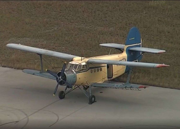 aeronave del tipo AN-2, identificado con el vuelo CNI 400, matrícula CU A1885, perteneciente a la Empresa Nacional de Servicios Aéreos (ENSA), despegó de la Unidad Económica de Base de la ENSA de Sancti-Spíritus, a las 07:00 horas, con destino a la pista “El Cedro” para realizar labores de fumigación agrícola. Después de terminar su segundo vuelo de aplicación, la aeronave, piloteada por el capitán a bordo Rubén Martínez Machado, no regresó a la pista”. En la imagen se muestra la avioneta cubana a su llegada a Estados Unidos. Twitter