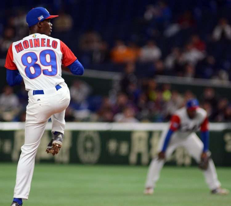 El béisbol cubano apunta al Clásico Mundial con una nómina plagada de jugadores profesionales, algunos con vínculos con la Federación y otros contratados de forma independiente. Foto: Ricardo López Hevia.