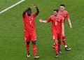 Breel Embolo de Suiza celebra el 1-0 con Remo Freuler (centro) en el tope con Camerún en el Al Janoub Stadium en Al Wakrah, Qatar, 24 de noviembre 2022. Foto: EFE/EPA/Noushad Thekkayil.